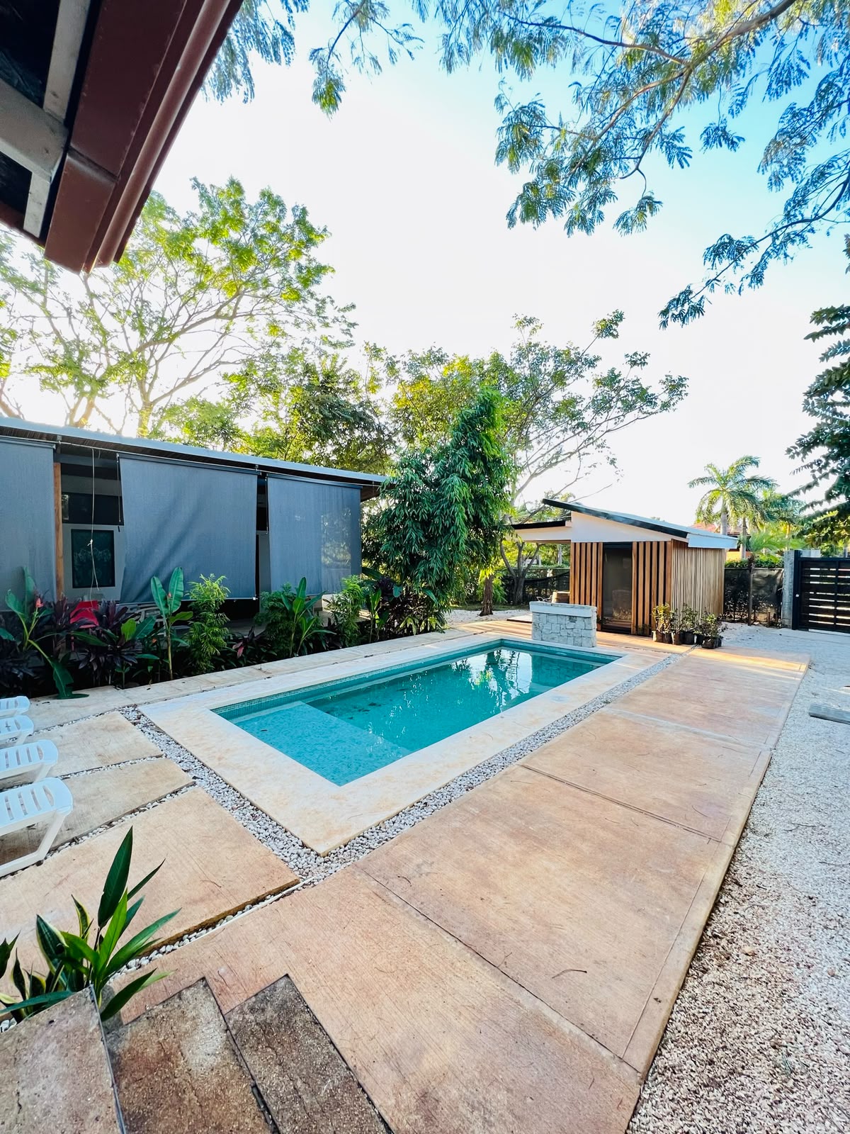 Piscina y jardines